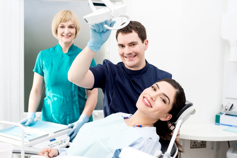 دندانپزشکانی که کار کشیدن دندان را انجام می دهند