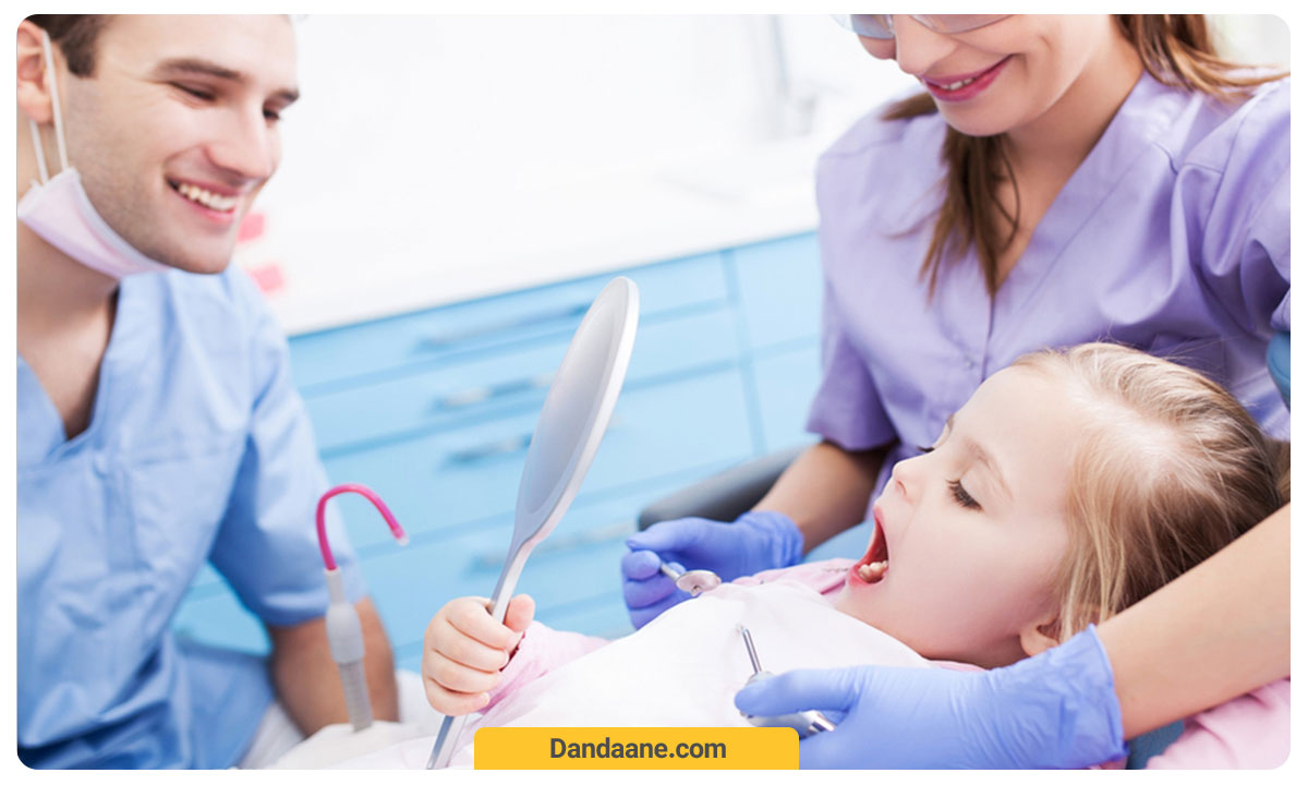 معاینه یک کودک توسط دندانپزشک کودکان
