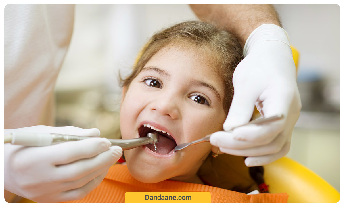 معاینه توسط دندانپزشک کودکان