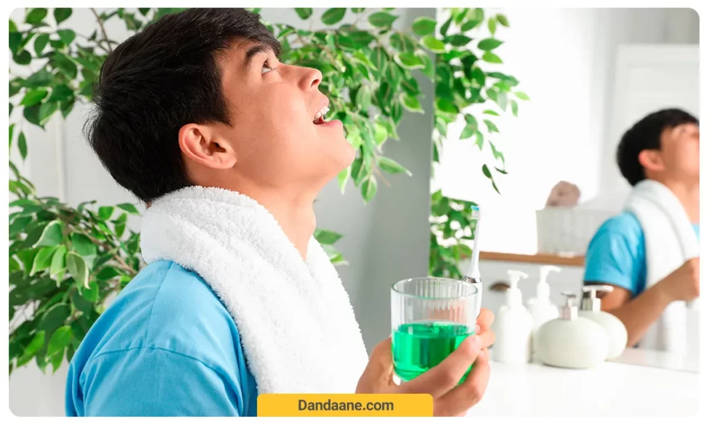 عکسی از مردی در حال غرغره کردن محلول دهانشویه