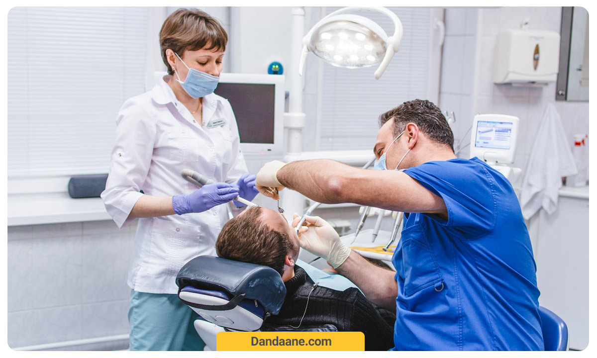 درمان بیمار توسط متخصص دندانپزشکی