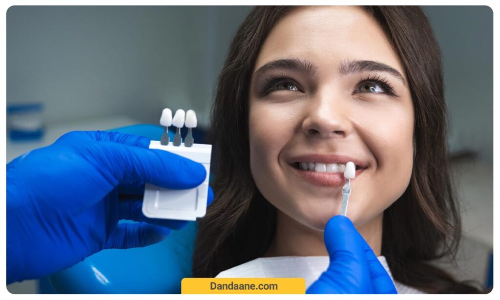 تصویر یک خانم در حال مشاهده نتیجه زیبا و درخشان نصب لمینت سرامیکی بر روی دندان