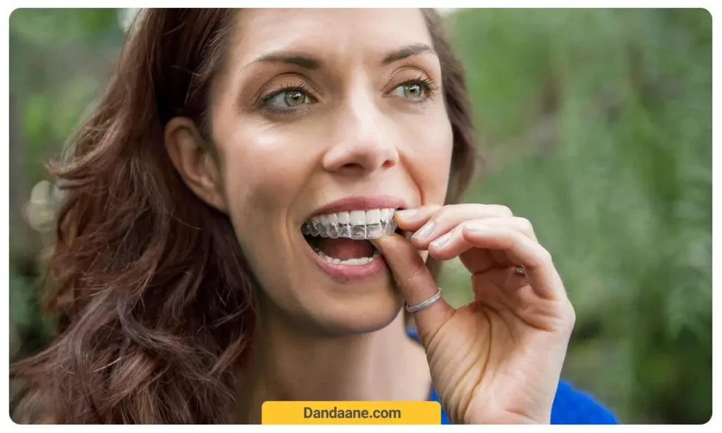 استفاده یک خانم از نگهدارنده یا ریتینر