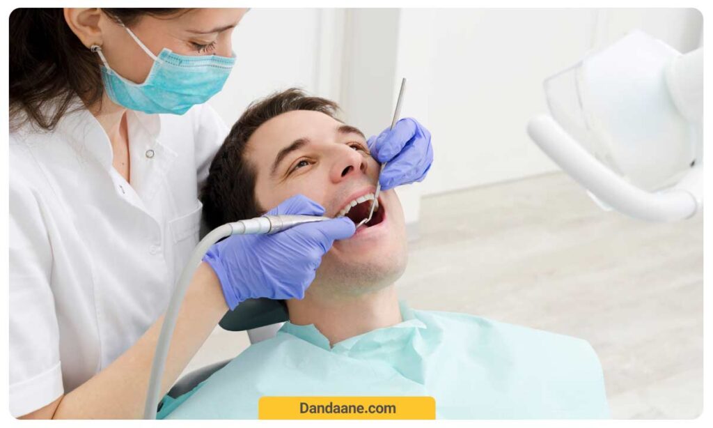 تصویر یک بیمار مرد دچار شکستگی دندان در دندانپزشکی و درمان او توسط دندانپزشک