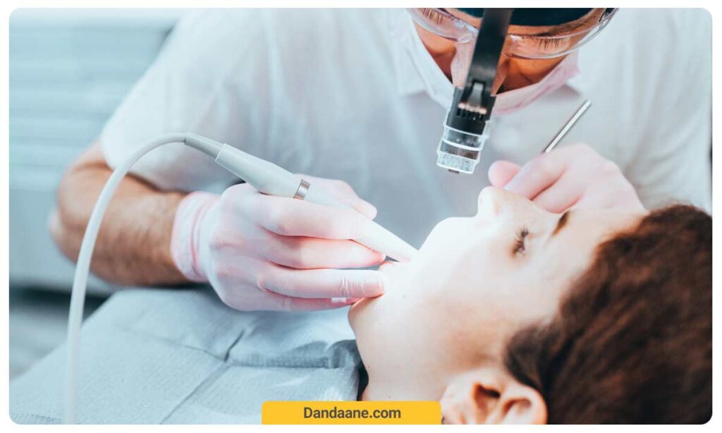 تصویر بیمار در حال معاینه و درمان توسط دندانپزشک