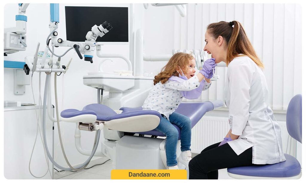 عکسی از معاینه دندانپزشک کودکان توسط کودک